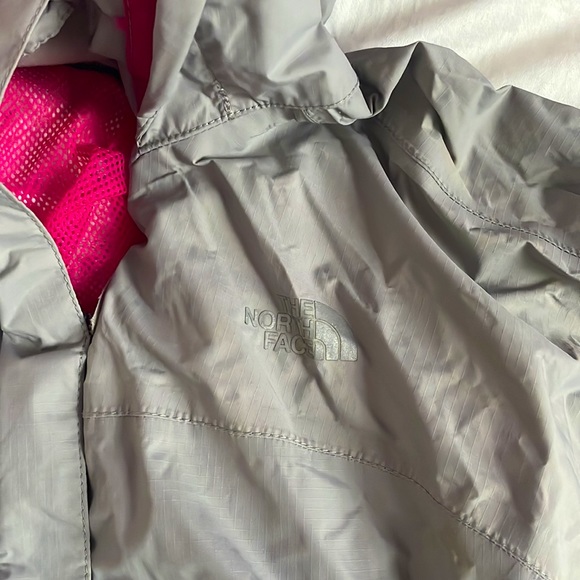 north face windbreaker - Picture 2 of 3